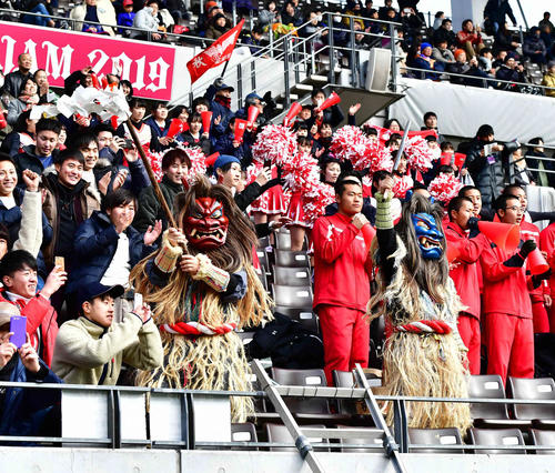 14年ぶりに県勢初戦突破を果たした秋田商の応援席にはユネスコの無形文化遺産に登録されることが決まった男鹿のなまはげが声援を送っていた（撮影・小沢裕）