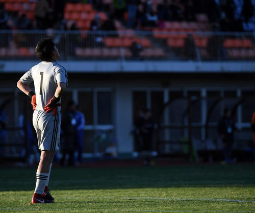 星稜FW岩岸宗志に2得点を許し初戦敗退となった関西学院GK衣笠吉彦は、終了のホイッスルとともに天を仰ぐ（撮影・たえ見朱実）