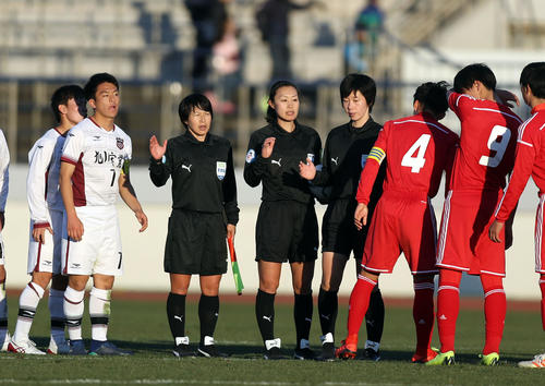 選手権初の女性審判のみで行われた旭川実－和歌山北戦。試合後、選手とタッチを交わす、左から萩尾麻衣子副審、山下良美主審、坊薗真琴副審（撮影・狩俣裕三）