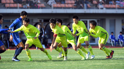 明秀日立対大院大高　後半、左CK。5人セットでゴールを狙い抜く大院大高（撮影・たえ見朱実）