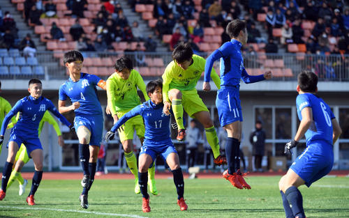 明秀日立対大院大高　後半、左CK。5人セットでゴールを狙い抜く大院大高（撮影・たえ見朱実）