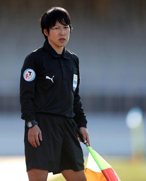 選手権初の女性審判のみで行われた旭川実－和歌山北戦。副審を務めた萩尾国際審判員（撮影・狩俣裕三）