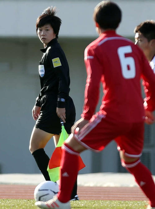 選手権初の女性審判のみで行われた旭川実－和歌山北戦。副審を務めた坊薗国際審判員（撮影・狩俣裕三）