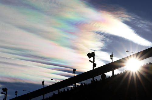NACK5スタジアムでは、午後2時半頃、スタンドの奥に美しい彩雲が現れた（撮影・浅見桂子）