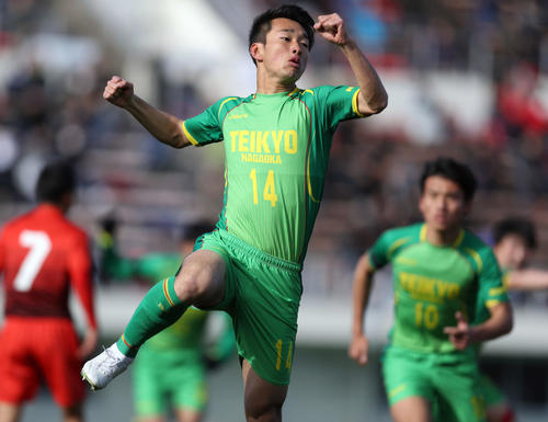 帝京長岡対高知西　前半、先制ゴールを決め、力強いガッツポーズをみせる帝京長岡MF谷内田（撮影・狩俣裕三）
