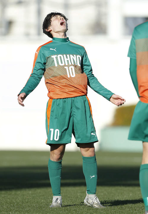 遠野・FW立花は試合の流れを断ち切るべく今試合2本目となるシュートを放つがゴールに結びつかず、もどかしい時間が続き天に向かい雄たけびを上げる（撮影・河田真司）