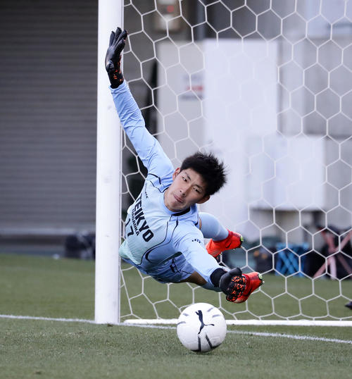 帝京長岡対旭川実 2-2の末のPK戦で1人目のキッカーのシュートを左手で阻止する帝京長岡GK猪越(撮影・浅見桂子)