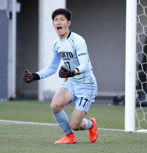 帝京長岡対旭川実 2-2の末のPK戦で1人目のキッカーのシュートを左手で阻止し雄たけびを上げる帝京長岡GK猪越(撮影・浅見桂子)