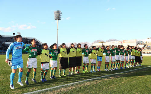 草津東に大勝しスタンドの声援にダンスで応える青森山田イレブン(撮影・足立雅史)