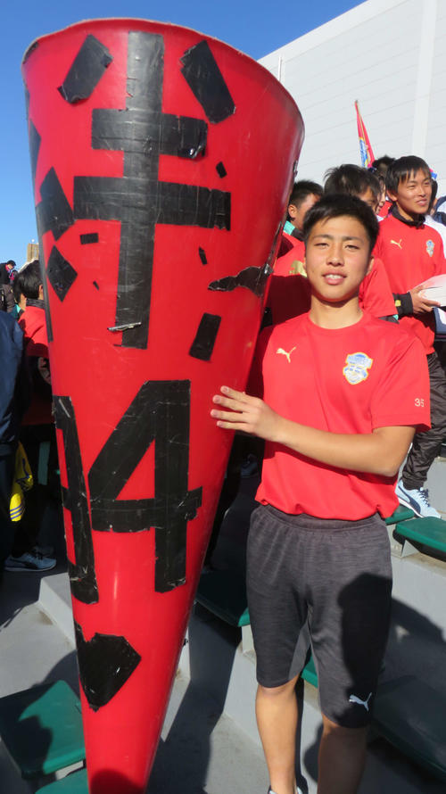 瀬戸内の応援団長を務めるDF満田と特大メガホン
