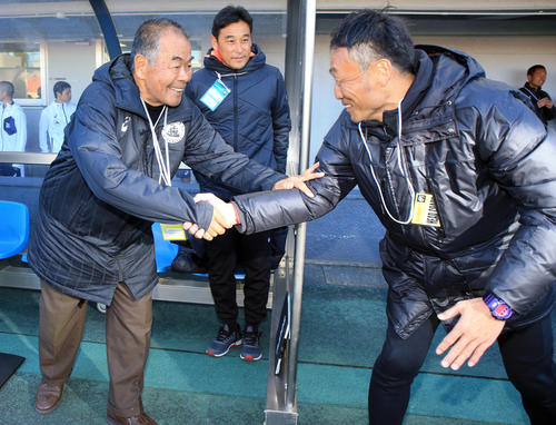 長崎総合科学大付対浜松開誠館 試合開始前、笑顔で握手する長崎総合科学大付の小嶺監督(左)と浜松開誠館の青嶋監督(撮影・浅見桂子)