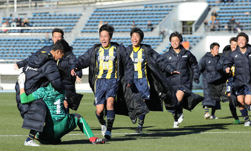 日本航空対四国学院大香川西 PK戦の末、勝利し喜ぶ日本航空イレブン(撮影・林敏行)