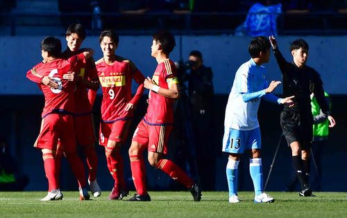 徳島市立対流通経大柏 後半、流通経大柏MF熊沢(左から2人目)は勝ち越しゴールを奪いイレブンの祝福を受ける(撮影・小沢裕)