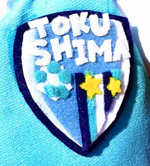 この日は前日までとは違った熊のぬいぐるみが飾られた。よく見るとユニホームの胸に「TOKUSHIMA」の文字が書かれていた。前日の試合で惜しくも敗れた対戦相手の徳島市立が寄贈したのだろう(撮影・小沢裕)