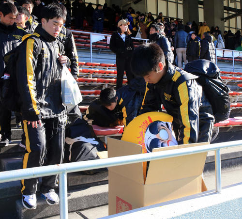 前橋育英の連覇を祈願してスタンドから見守った群馬名産のだるまだが、1-2で敗れて願いかなわず。右目が入らないまま箱にしまわれる姿がさびしそうだった(撮影・浅見桂子)