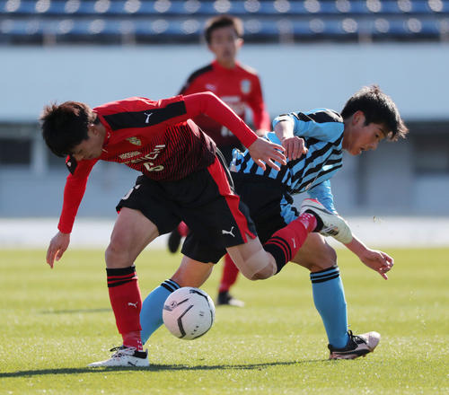 前半、交錯しながら競り合う瀬戸内DF大西(左)、岡山学芸館FW岡田(撮影・林敏行)