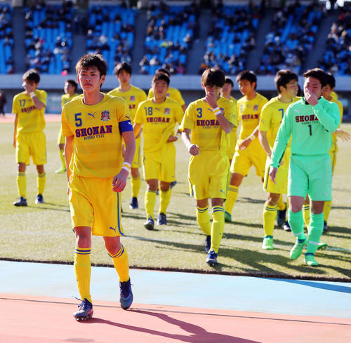 試合に敗れがっくりと引き揚げる山田(左手前)ら立正大淞南イレブン(撮影・垰建太)