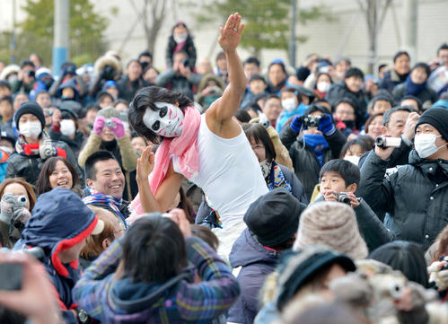 13年1月、J1横浜ファン感謝祭でゴールデンボンバーの樽美酒研二にふんし観客席で踊る中沢（13年1月）
