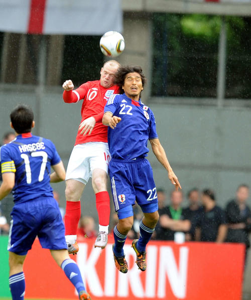 10年5月、親善試合のイングランド戦でルーニー（左）と競り合う中沢