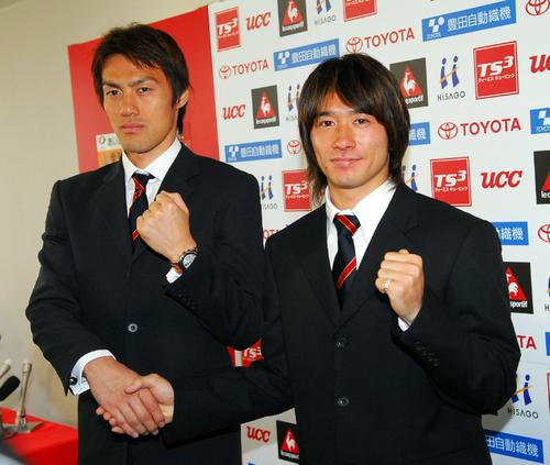 サッカーW杯ドイツ大会・日本代表発表会見　代表に選出された名古屋玉田圭司（右）と楢崎正剛が会見がっちり握手を交わす(撮影・清水貴仁)＝2006年5月15日、愛知・豊田スポーツセンター2006年ドイツW杯日本代表決定　2006年ドイツW杯関連W杯日本代表発表