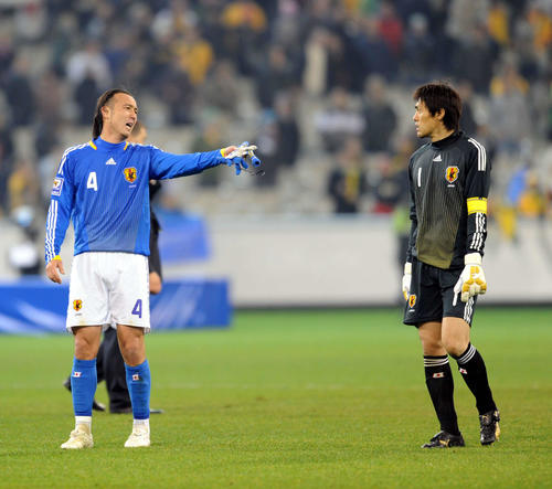 W杯アジア最終予選　日本対オーストラリア　試合後、楢崎正剛（右）に向かって怒鳴るDF田中マルクス闘莉王　2009年6月17日