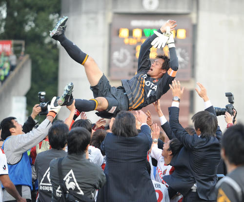 イレブンに胴上げされるGK楢崎（撮影・清水貴仁）