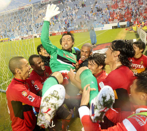 磐田対名古屋　試合後、名古屋イレブンからJリーグ通算500試合出場を胴上げで祝福されるGK楢崎（撮影・江口和貴）