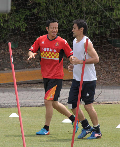 古巣の練習場で名古屋GK楢崎とランニングする日本代表DF吉田（撮影・上田博志）