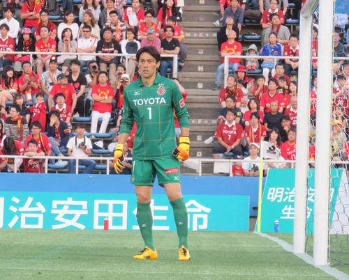 10年ぶりにニッパツ三ツ沢球技場でプレーした名古屋GK楢崎（撮影・鎌田直秀）