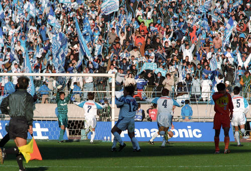 第78回天皇杯・決勝戦　横浜F対清水　試合終了の瞬間、ガッツポーズを見せた横浜F・GK楢崎正剛と駆け寄るイレブン