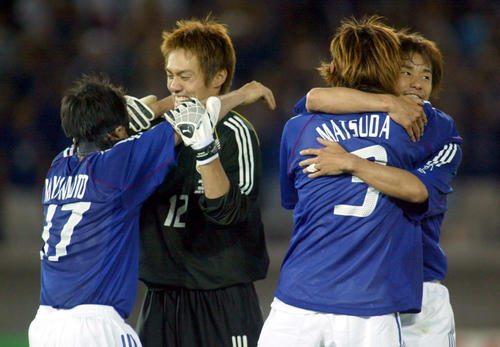 日韓W杯ロシア戦。日本のW杯初勝利に中山雅史らと抱き合って喜ぶ
