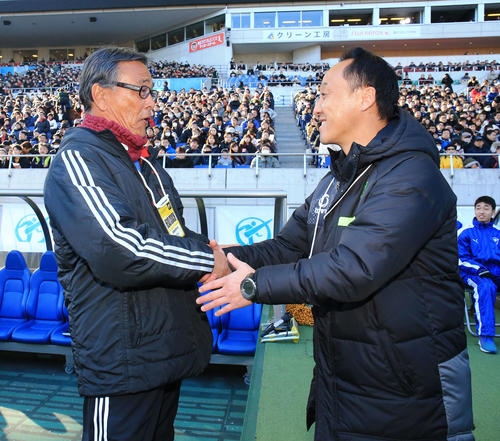 青森山田対流通経大柏　試合前、握手をかわす流通経大柏・本田監督（左）と青森山田・黒田監督（撮影・江口和貴）