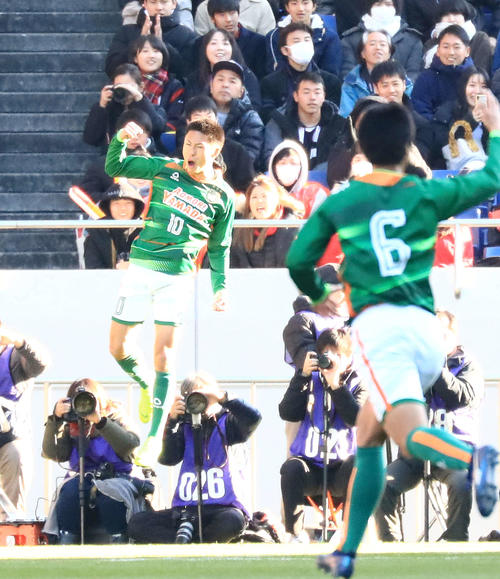 青森山田対流通経大柏　前半、同点ゴールを決めガッツポーズする青森山田MF檀崎（撮影・江口和貴）