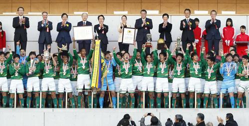 流通経大柏を破り、2大会ぶり2度目の優勝を果たして喜ぶ青森山田イレブン（共同）