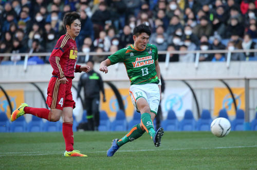 青森山田対流通経大柏　後半、青森山田FW小松（右）が右足でゴールを決める（撮影・井上学）