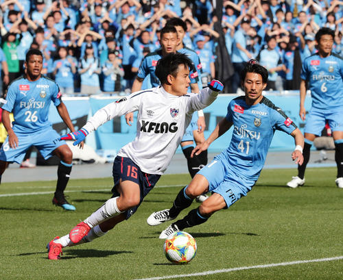 川崎F対東京 前半、川崎F・MF家長(右)のマークをかわす東京MF久保(撮影・丹羽敏通)