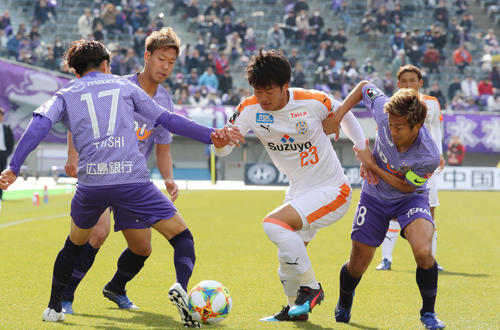 広島対清水 後半、広島MF柏好文(右)らに囲まれる清水FW北川(右2人目)(撮影・黒河謙一)