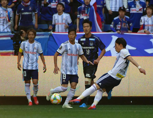 左足でゴールを決める横浜MF三好康児（右）（撮影・清水貴仁）