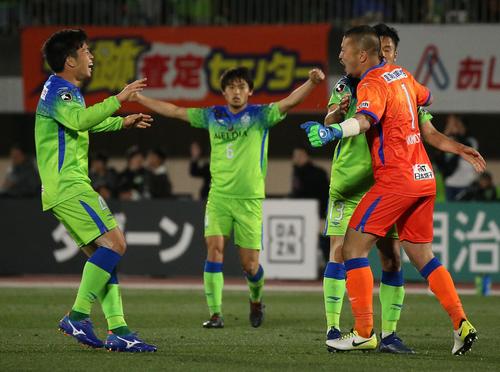 湘南対札幌 勝利を喜ぶ湘南イレブン(撮影・中島郁夫)