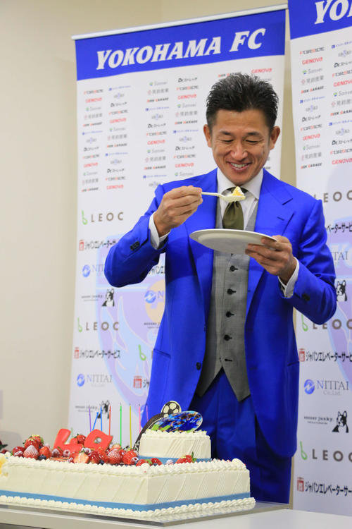 J2横浜FC練習　49歳誕生日　報道陣から贈られたケーキを笑顔で食べる横浜FC・FWのカズ（三浦知良）＝2016年2月26日