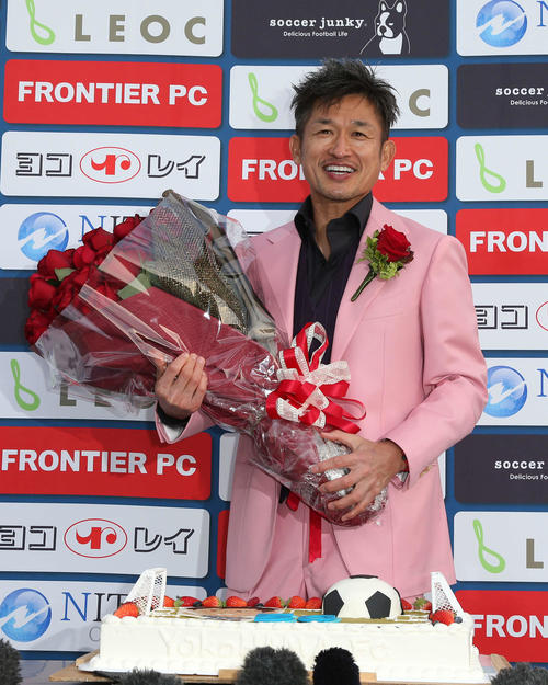 J2開幕戦　横浜FC対松本　テレビ局が用意したバラの花束を手に笑顔をみせる横浜FC・FWカズ（三浦知良）＝2017年2月26日　50歳誕生日
