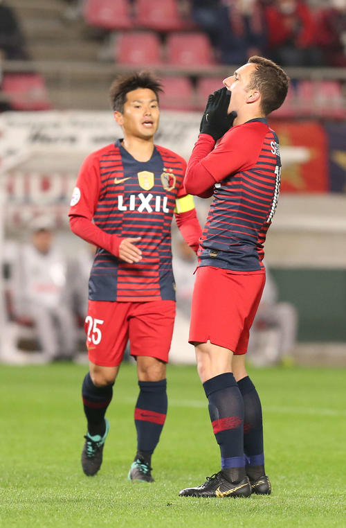 鹿島対ジョホール　前半、PKを決められず悔しがる鹿島MFセルジーニョ（右）とMF遠藤（撮影・河野匠）