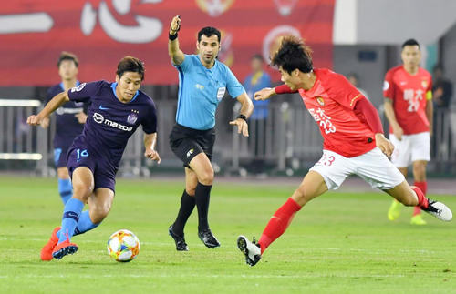 前半、攻め込む広島渡（共同）