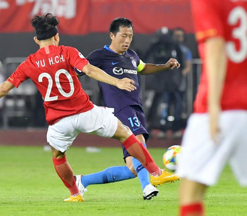 前半、パスを出す広島井林（共同）