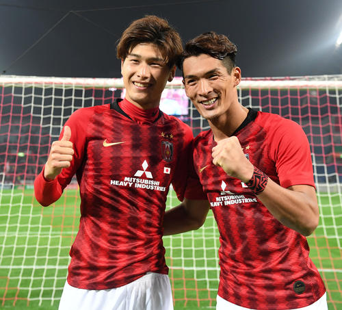 浦和対ブリラム 試合に勝利し笑顔を見せる浦和MF橋岡(左)とDF槙野(撮影・横山健太)
