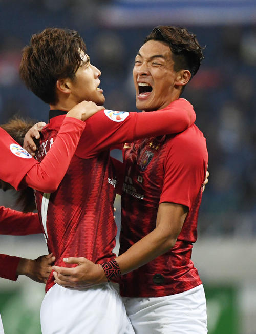 浦和対ブリラム 後半、2点目のゴールを決めDF槙野(右)と抱き合うMF橋岡(撮影・横山健太)