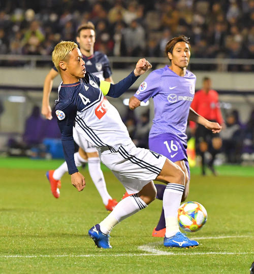 広島対メルボルン・ビクトリー 前半、シュートを放つメルボルン・ビクトリーMF本田(撮影・上田博志)