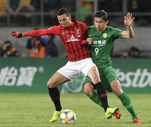 前半、競り合う浦和・エベルトン(左)(共同)