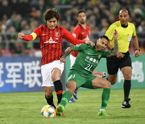 前半、競り合う浦和・柏木(左)(共同)
