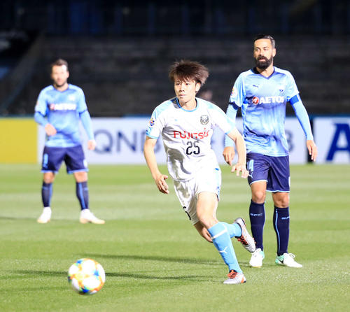 川崎F対シドニーFC　前半、ボールを追う川崎F・MF田中（撮影・江口和貴）